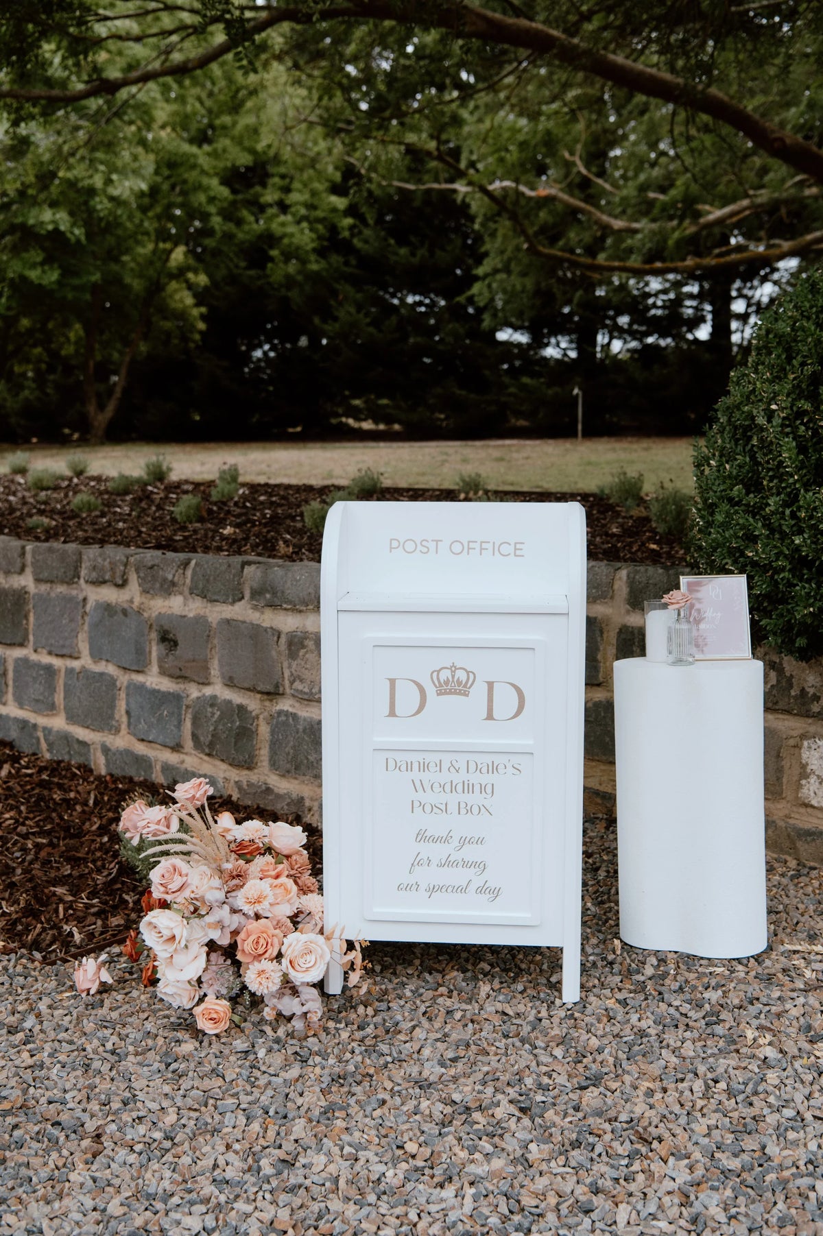 Collapsible Wishing Well – Mailbox Post Box